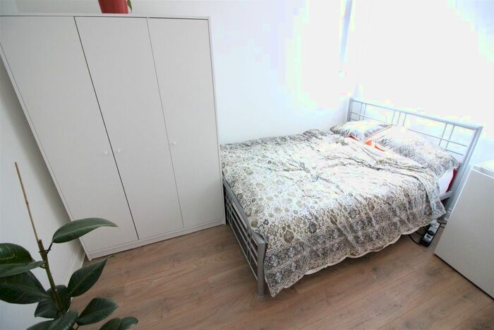 Studio To Rent In Hanger Lane, London, W5