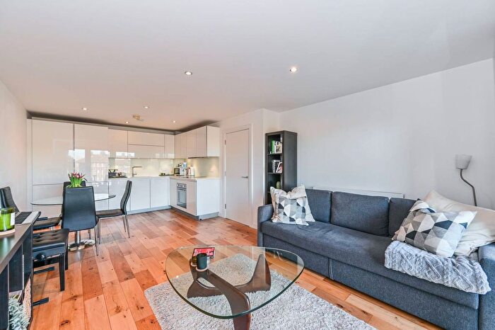 1 Bedroom Flat To Rent In Cowley Road, Oval, London, SW9