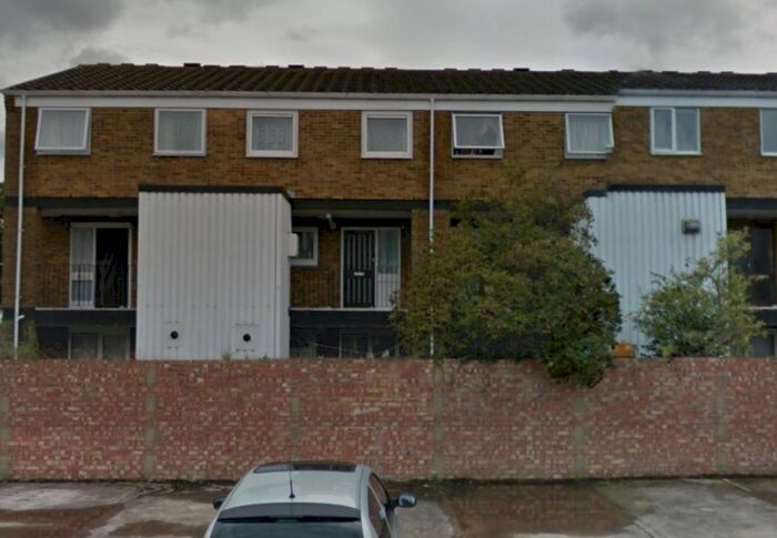 3 Bedroom Flat To Rent In Brammas Close, Slough, SL1