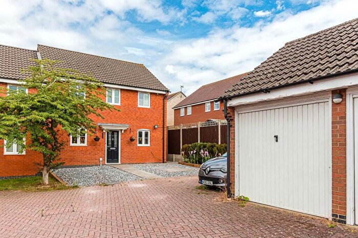 3 Bedroom Semi-Detached House For Sale In Willmott Road, Rushden, NN10