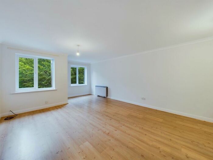 2 Bedroom Apartment To Rent In Lindisfarne Court, Chesterfield, S40