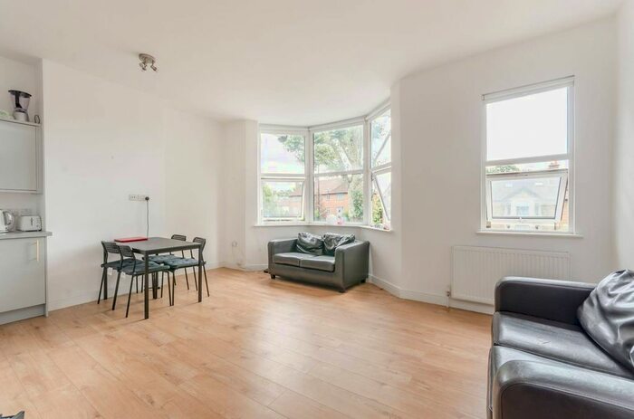 3 Bedroom Flat To Rent In Uxbridge Road, Ealing, London, W7