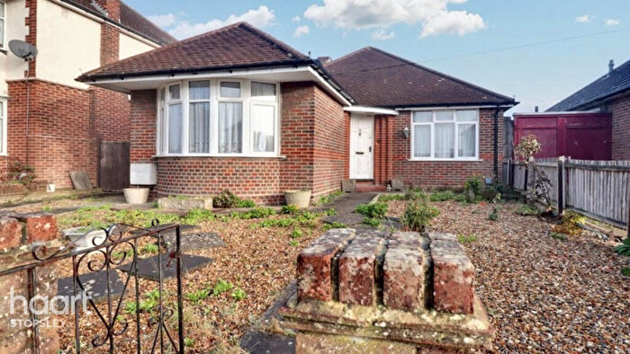 3 Bedroom Bungalow For Sale In Clevedon Road, Luton, LU2