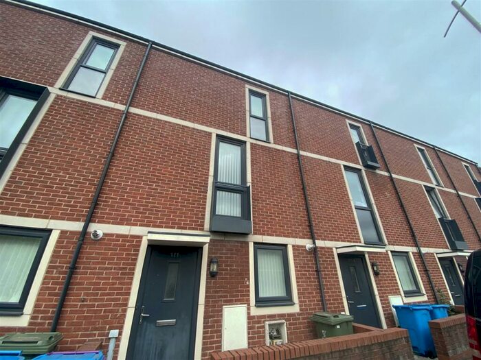 4 Bedroom Town House To Rent In Stanley Road, Kirkdale, Liverpool, L5
