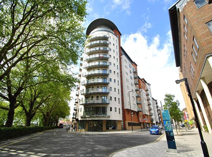 1 Bedroom Flat To Rent In Lower Canal Walk, Southampton, Hampshire, SO14