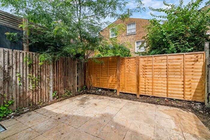 3 Bedroom Flat To Rent In Geraldine Road, Battersea, SW18