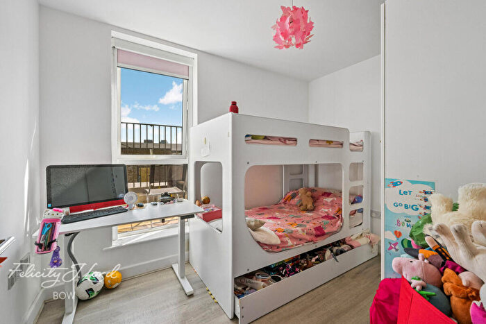 2 Bedroom Flat For Sale In St Clements Avenue, London, E3