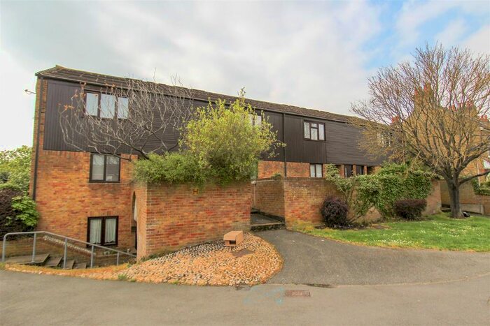 1 Bedroom Maisonette To Rent In Whitehall Road, Uxbridge, Middlesex, UB8