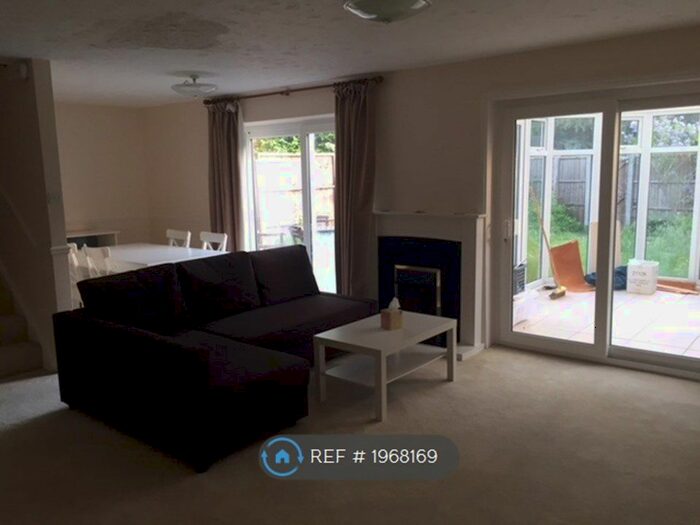 4 Bedroom Semi-Detached House To Rent In Tadley, Tadley, RG26