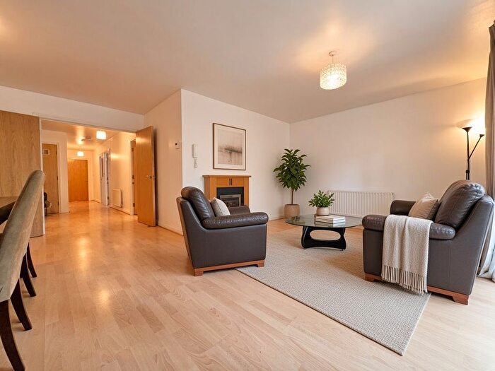 3 Bedroom Flat To Rent In Carisbrooke Road, Leeds, West Yorkshire, LS16