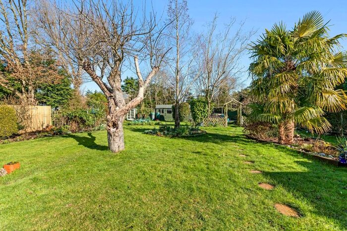 4 Bedroom Detached Bungalow For Sale In Bromley Green Road, Ashford, TN26 - Photo 4