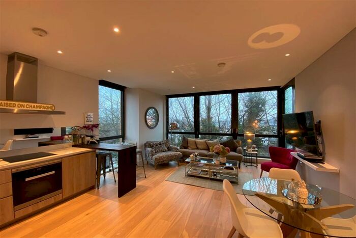 2 Bedroom Flat To Rent In Plaza Gardens, London, SW15