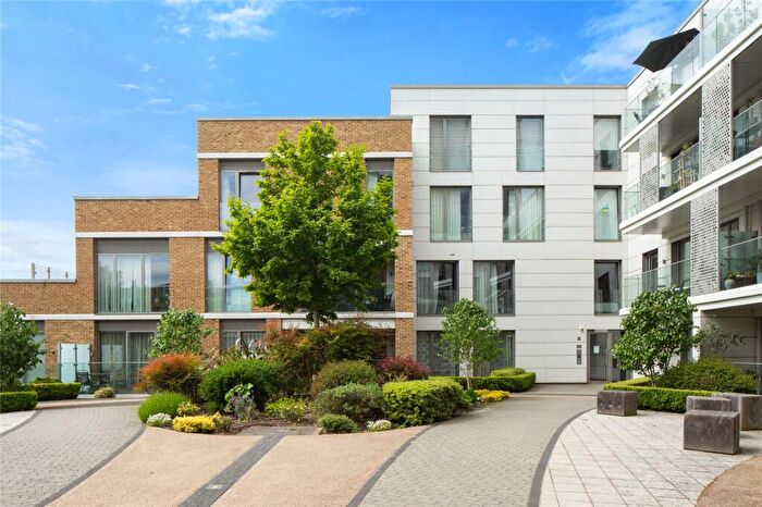 3 Bedroom Apartment For Sale In Acton Walk, London, N20