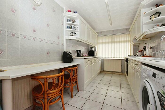 2 Bedroom Semi-Detached Bungalow For Sale In Normanton Rise, Hull, HU4