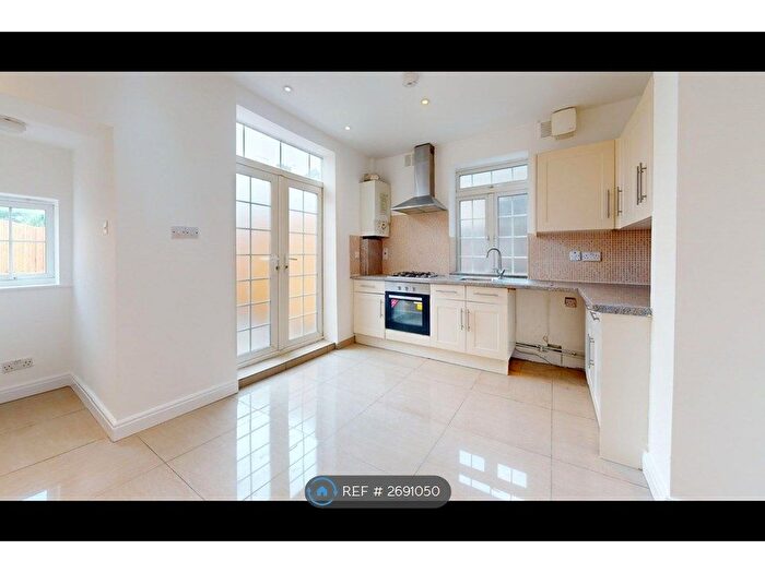 2 Bedroom Flat To Rent In Portland Road, London, SE25