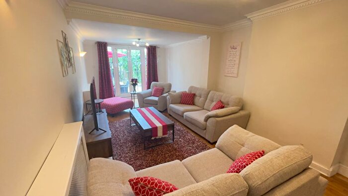 3 Bedroom Detached House For Sale In Greenfield Gardens, London, NW2