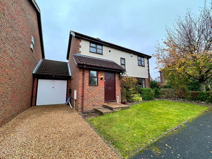 3 Bedroom Link Detached House To Rent In Scures Road, Hook, RG27