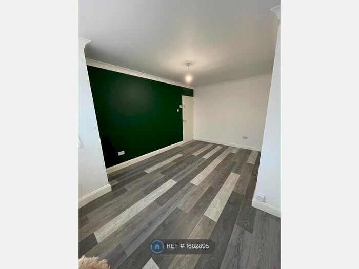 2 Bedroom Maisonette To Rent In Meadow Close, London, SE6