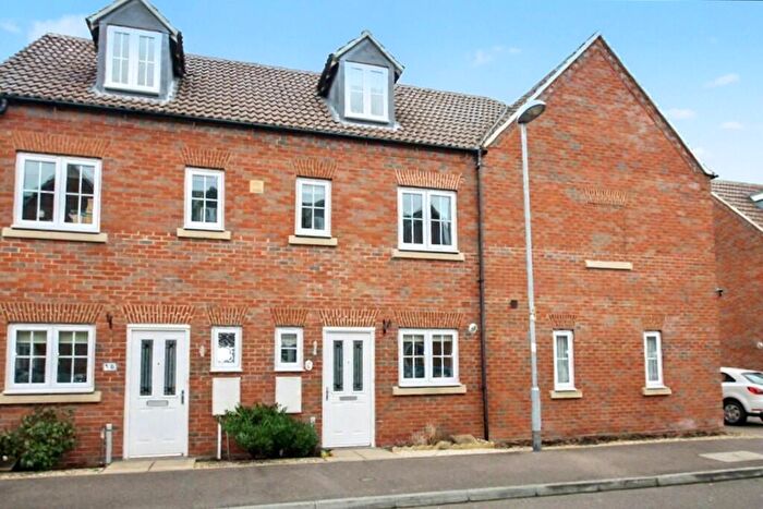 3 Bedroom Town House To Rent In Grenadier Close, Bedford, Bedfordshire, MK41
