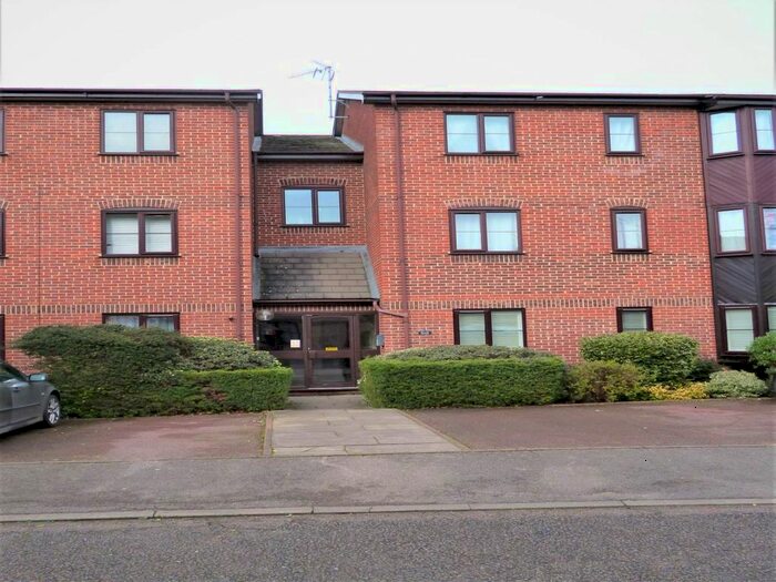 2 Bedroom Flat To Rent In Poets Chase, Aylesbury, HP21