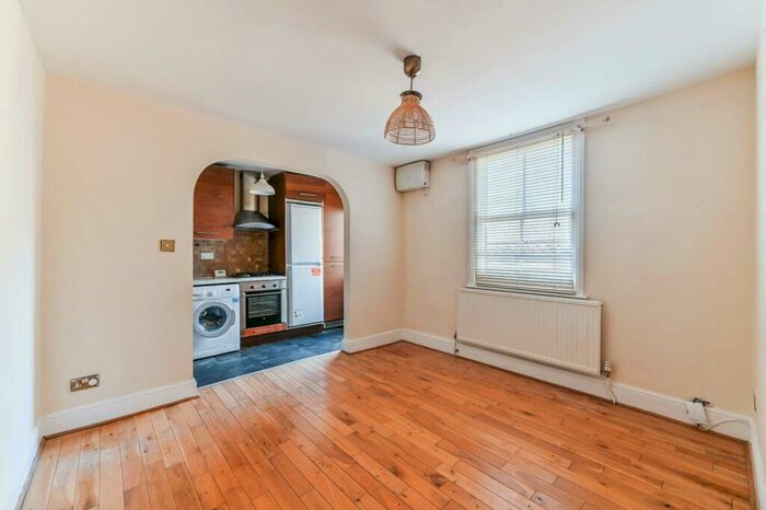 2 Bedroom Flat To Rent In Rockmount Road, London, , Crystal Palace, London, SE19