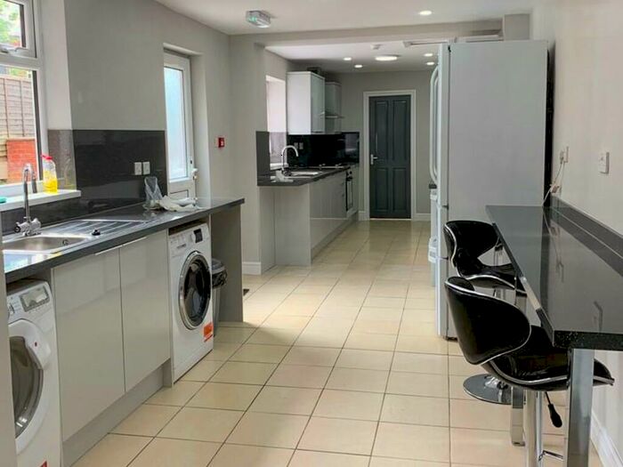 1 Bedroom Semi-Detached House To Rent In Bournbrook Road - Student House Share, B29