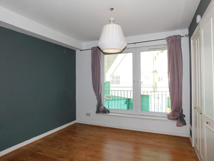 2 Bedroom Flat To Rent In , Albion Gardens, Edinburgh, EH7