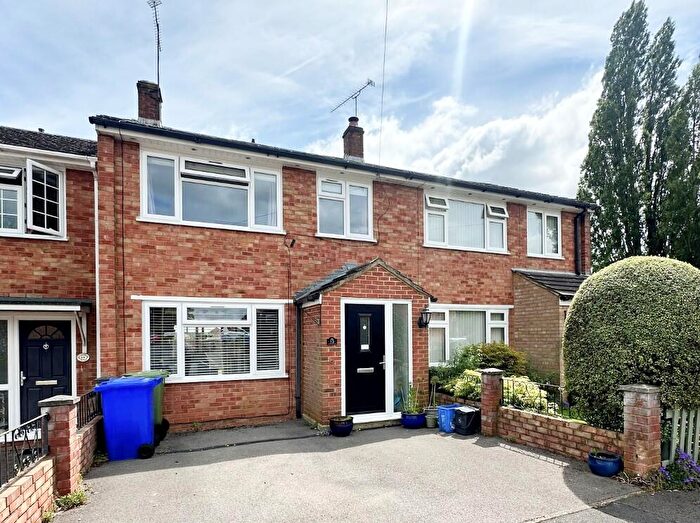 3 Bedroom Semi-Detached House For Sale In Alfonso Close, Aldershot, GU12
