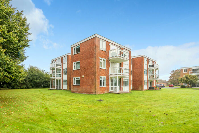 2 Bedroom Flat To Rent In Addington Court, Milford-on-Sea, SO41