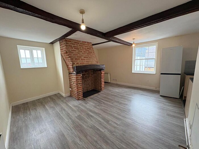 2 Bedroom Flat To Rent In West Street, Faversham, ME13