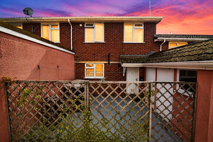 2 Bedroom Maisonette For Sale In Priorswood Place, Taunton, TA2