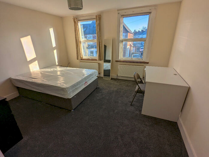 6 Bedroom Terraced House To Rent In Grange Avenue, Reading, Berkshire, RG6