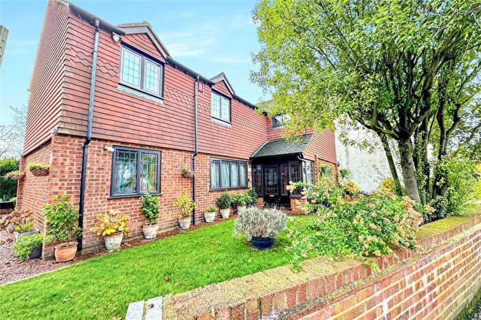 5 Bedroom Detached House For Sale In Claremont Road, Hextable, Kent, BR8