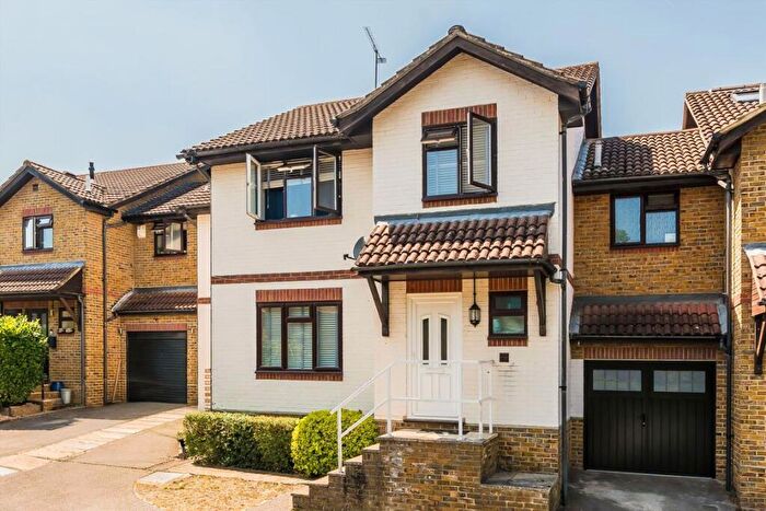 4 Bedroom Detached House For Sale In Vale Close, Weybridge, KT13