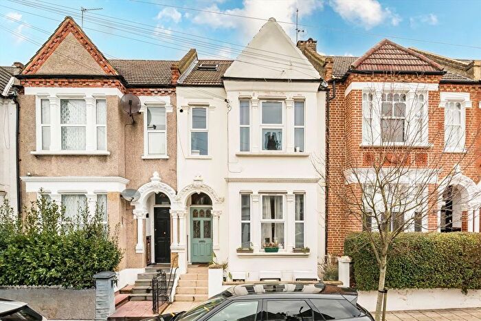 3 Bedroom Flat To Rent In Kingscourt Road, London, SW16