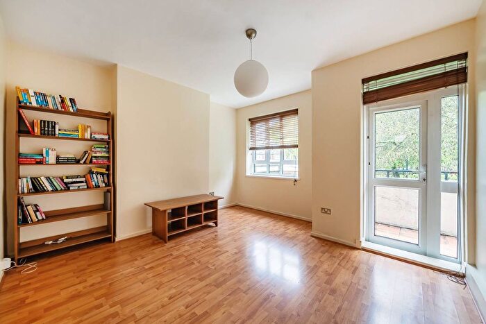 1 Bedroom Flat To Rent In Weir House, Balham, London, SW12