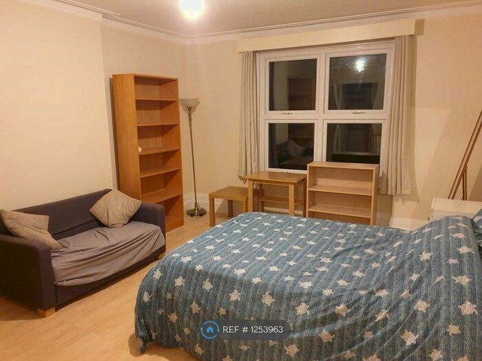 Studio To Rent In Clarendon Drive, London SW15
