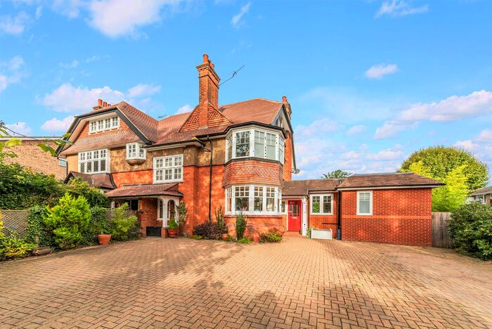 3 Bedroom Flat To Rent In Lovelace Road, Surbiton, KT6