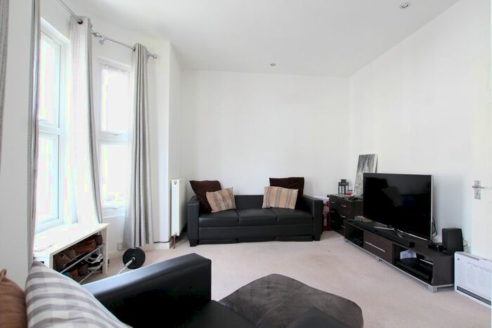 2 Bedroom Flat To Rent In Replingham Road, London, SW18