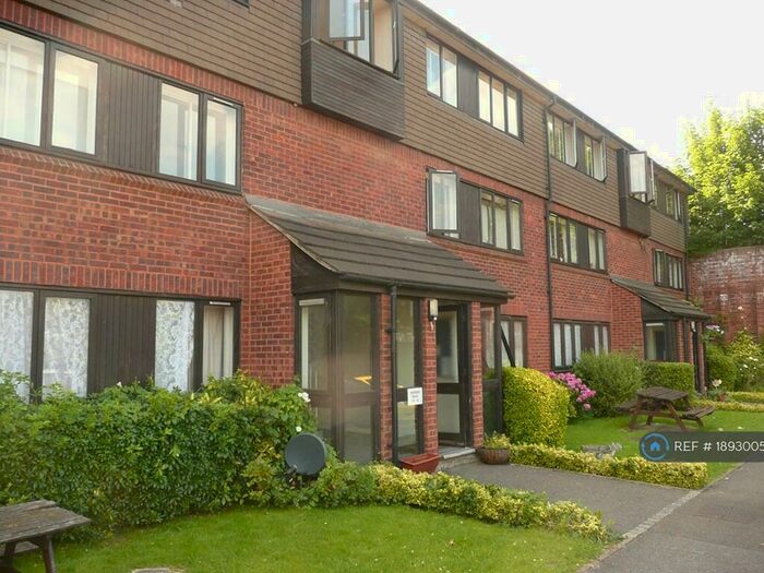 2 Bedroom Flat To Rent In Norden Road, Maidenhead, SL6