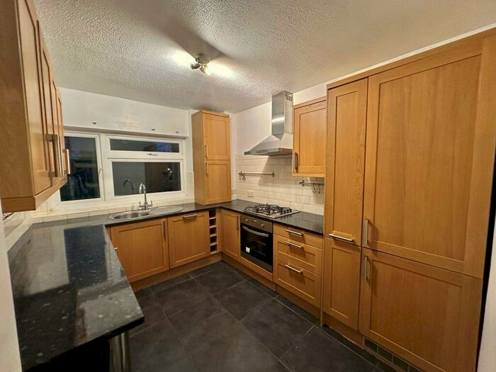 2 Bedroom Apartment To Rent In Silverwood Close, BR3