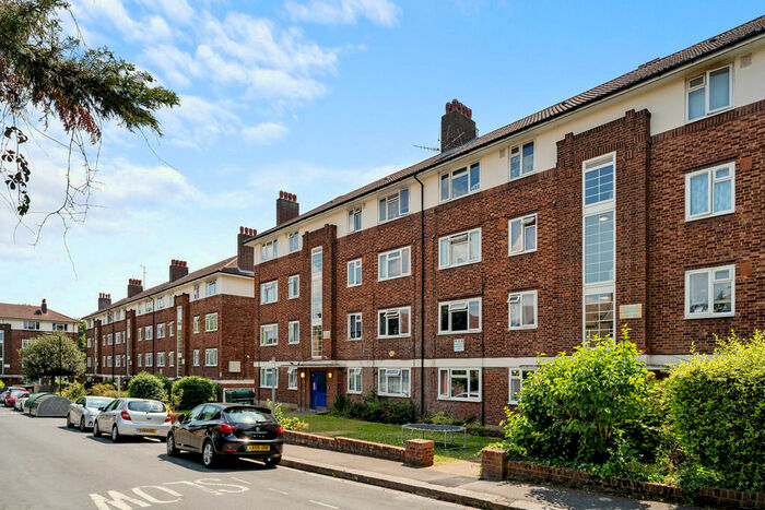 2 Bedroom Ground Flat To Rent In Bulwer Court Road, Leytonstone, E11