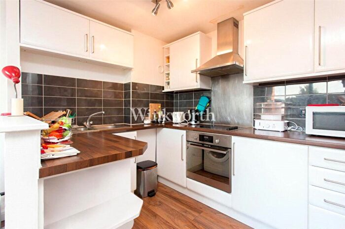 1 Bedroom Apartment To Rent In Britten Close, London, NW11