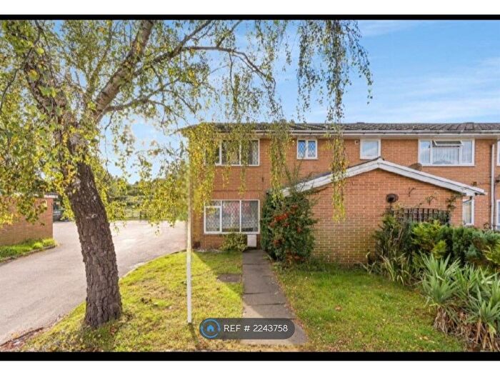 3 Bedroom End Of Terrace House To Rent In Edgefield Close, Redhill, RH1