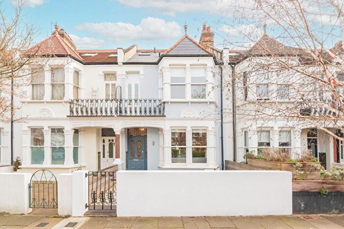 2 Bedroom Flat For Sale In Second Avenue, Acton, W3