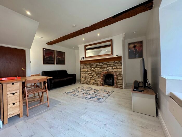 2 Bedroom Flat To Rent In Lawton Avenue, Carterton, OX18