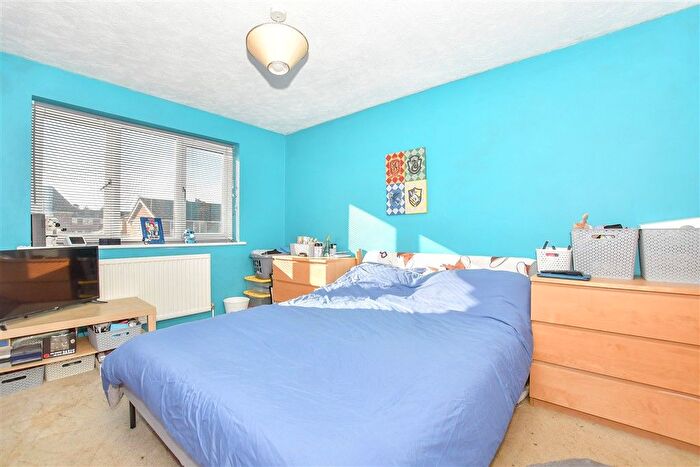 3 Bedroom Link Detached House For Sale In Finglesham Court, Maidstone, Kent, ME15