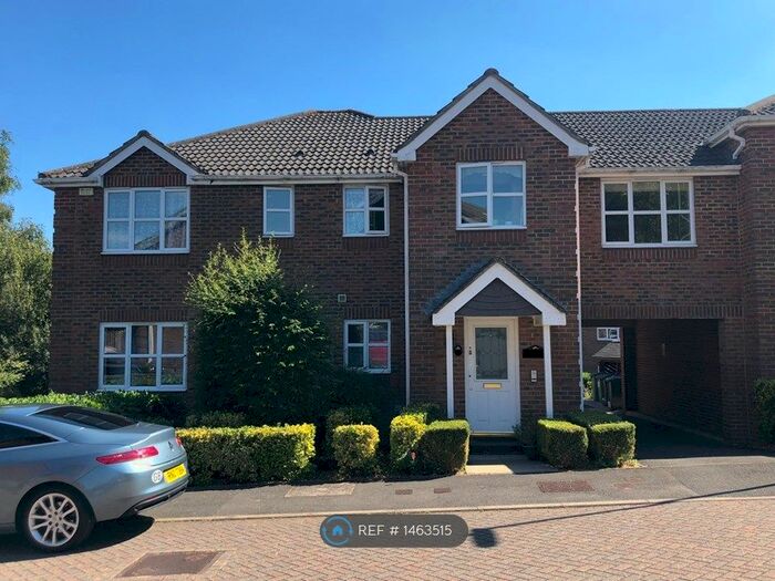 2 Bedroom Maisonette To Rent In Lime Gardens, Basingstoke, RG21