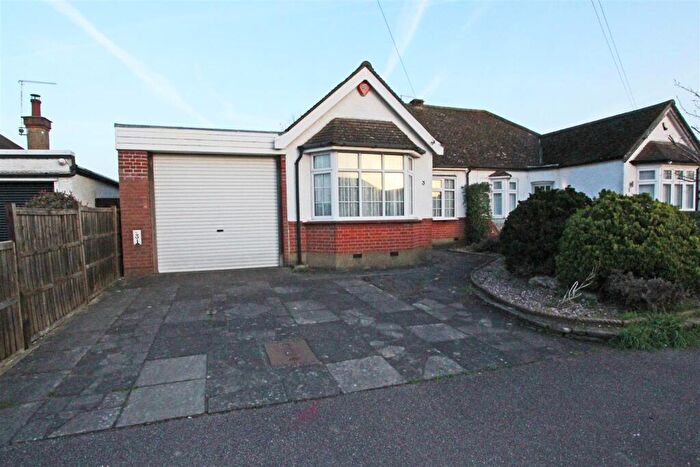 3 Bedroom Bungalow For Sale In The Meadway, Cuffley, EN6