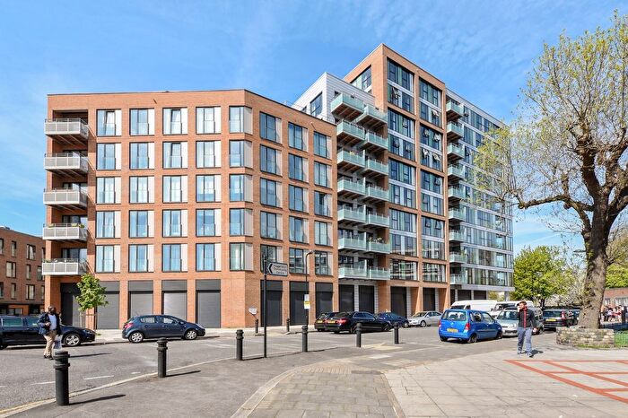 2 Bedroom Flat To Rent In Lee Street, Hackney, London, E8